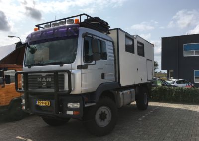Reparatie van koelkast in expeditie voertuig